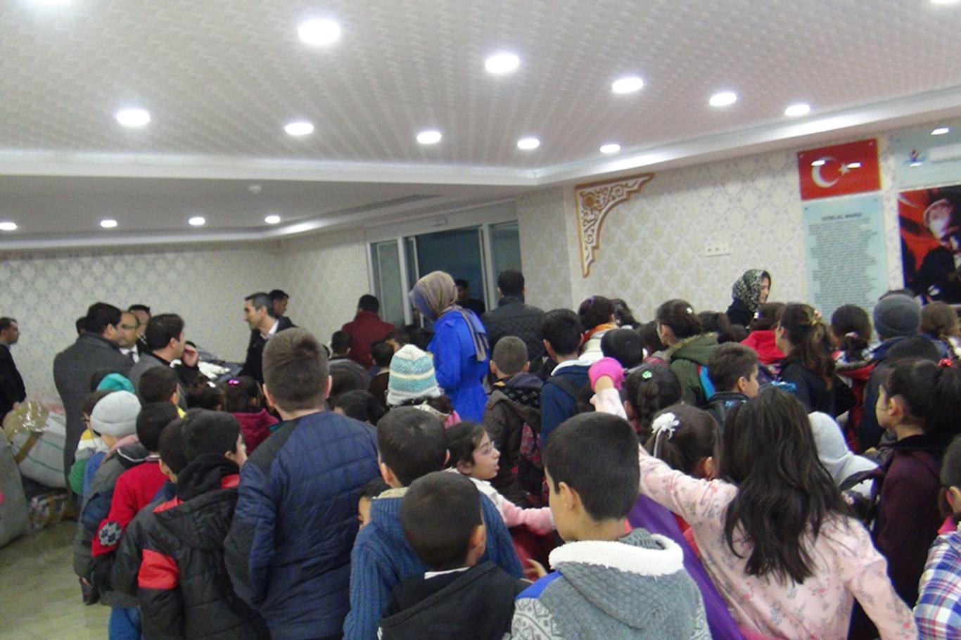 İstanbul’daki iş adamlarından Nusaybinli öğrencilere kışlık yardım